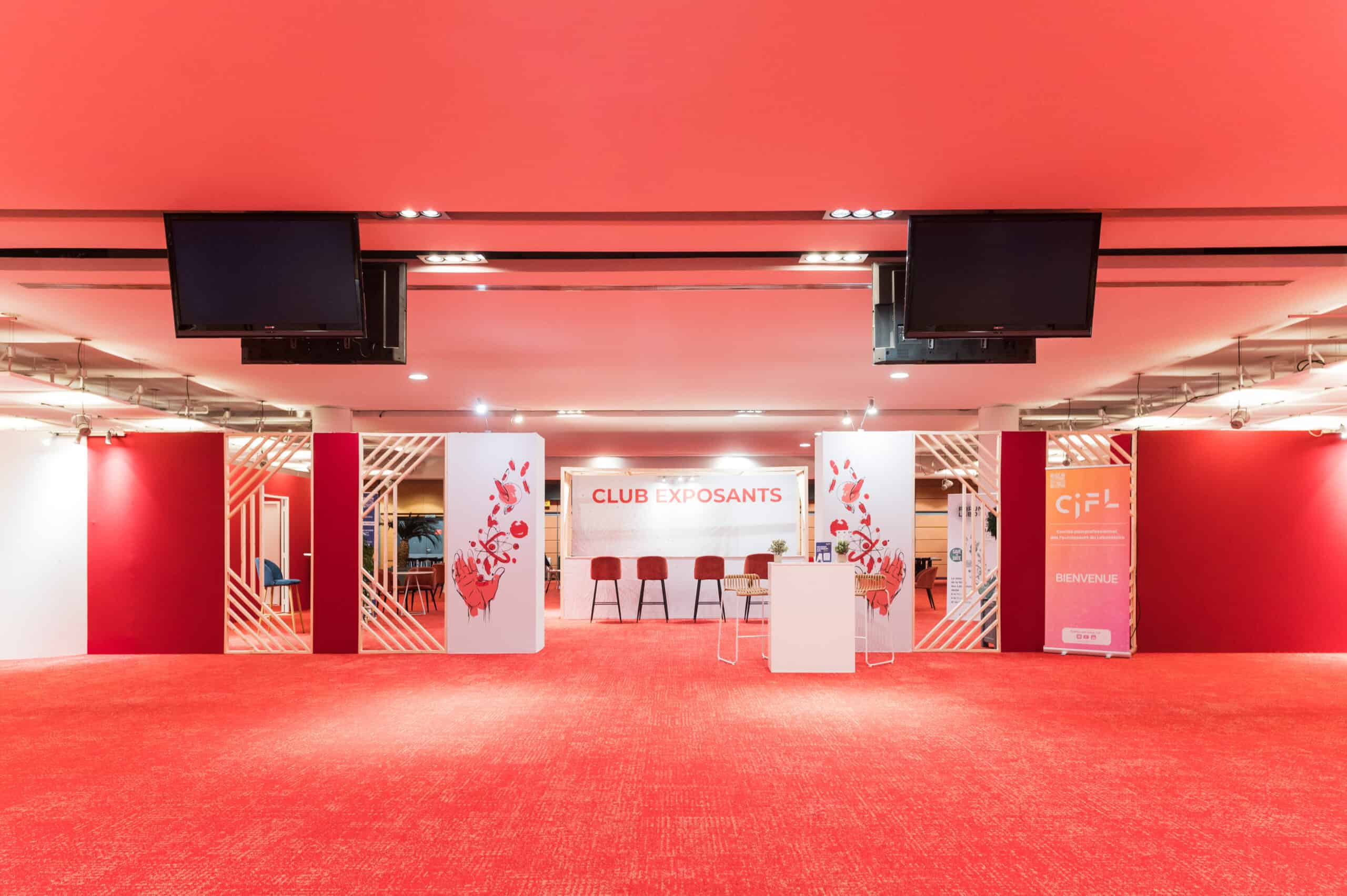 Conference entrance with red decor and Club Exposants sign at Lab Forum.