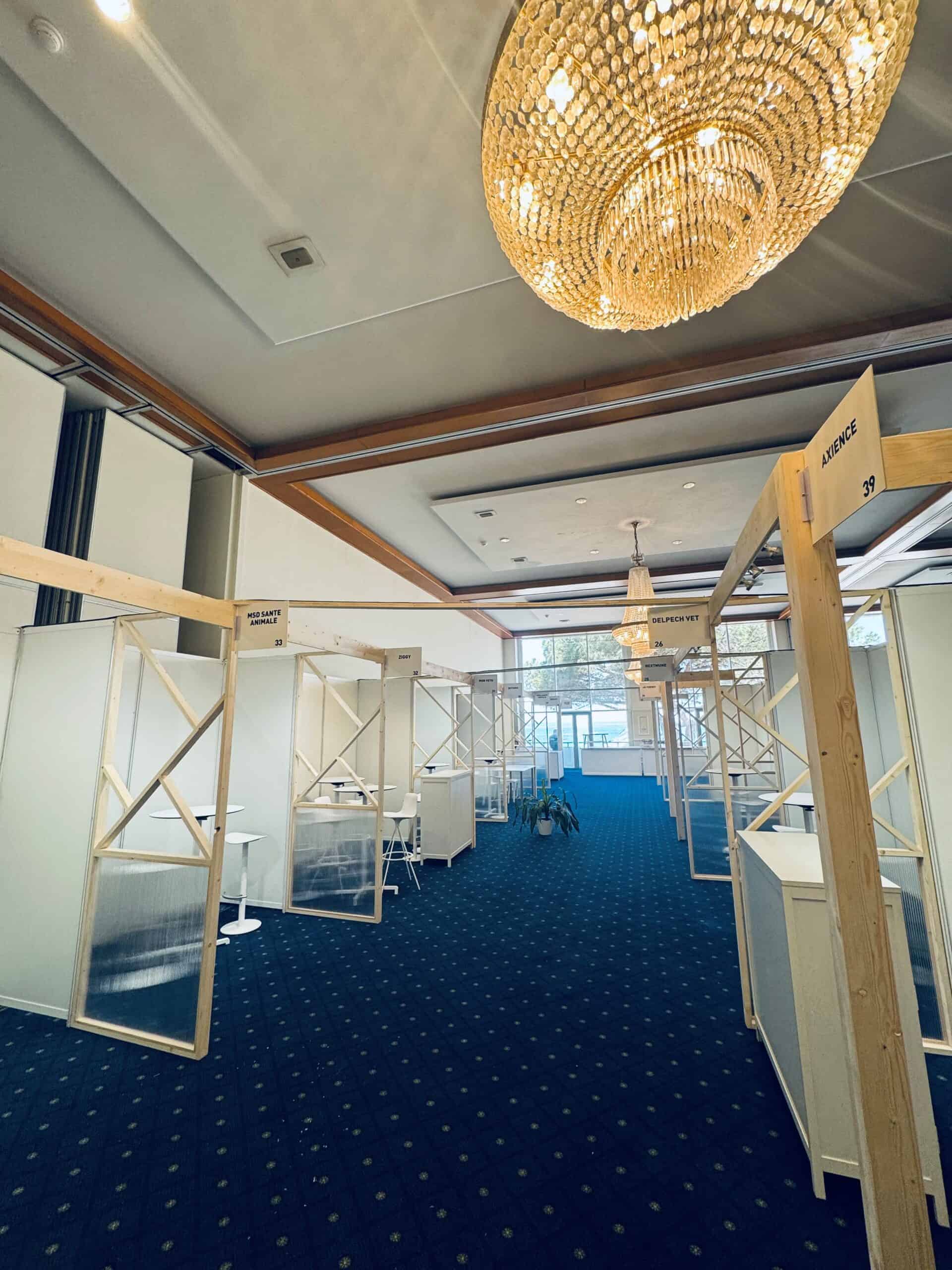 Installation de stands pour événementiel et salon avec mobilier et agencement d'espace.
