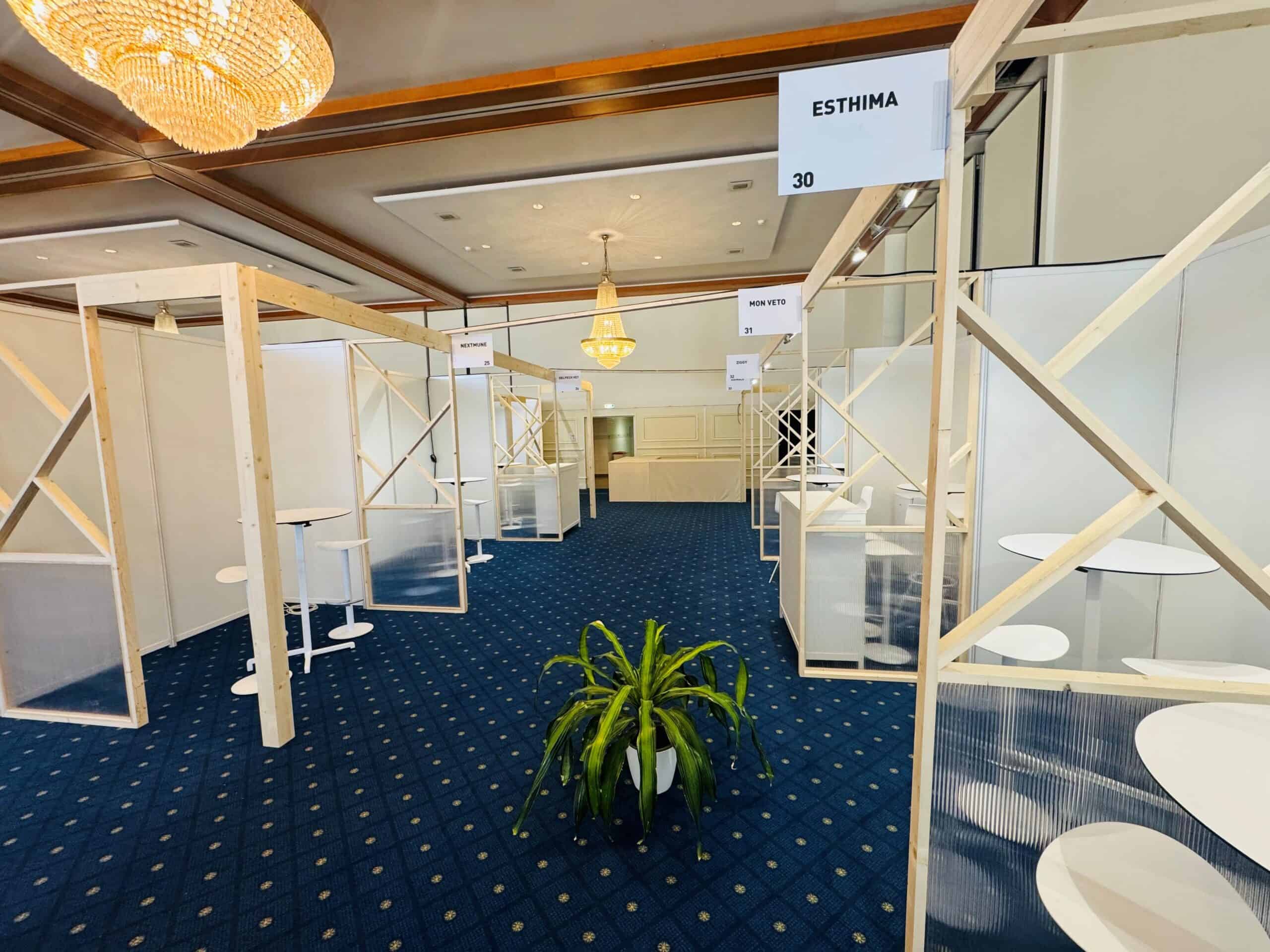 Espace d'exposition avec stands modulaires pour événementiel et salon.