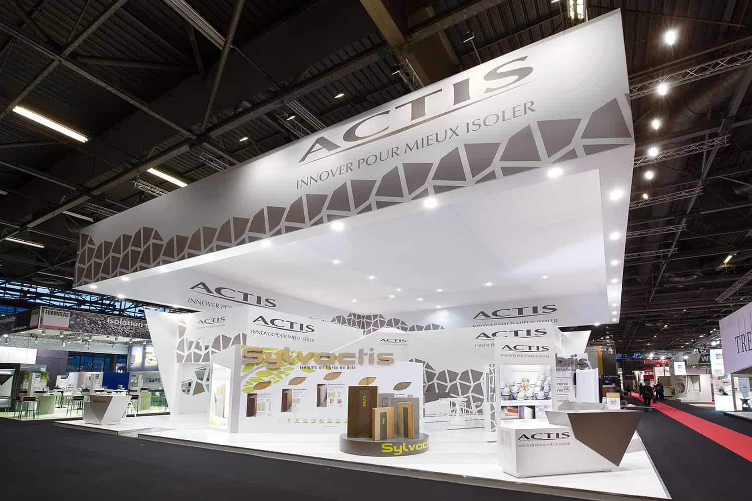 Modern Actis trade show booth with innovative insulation solutions.
