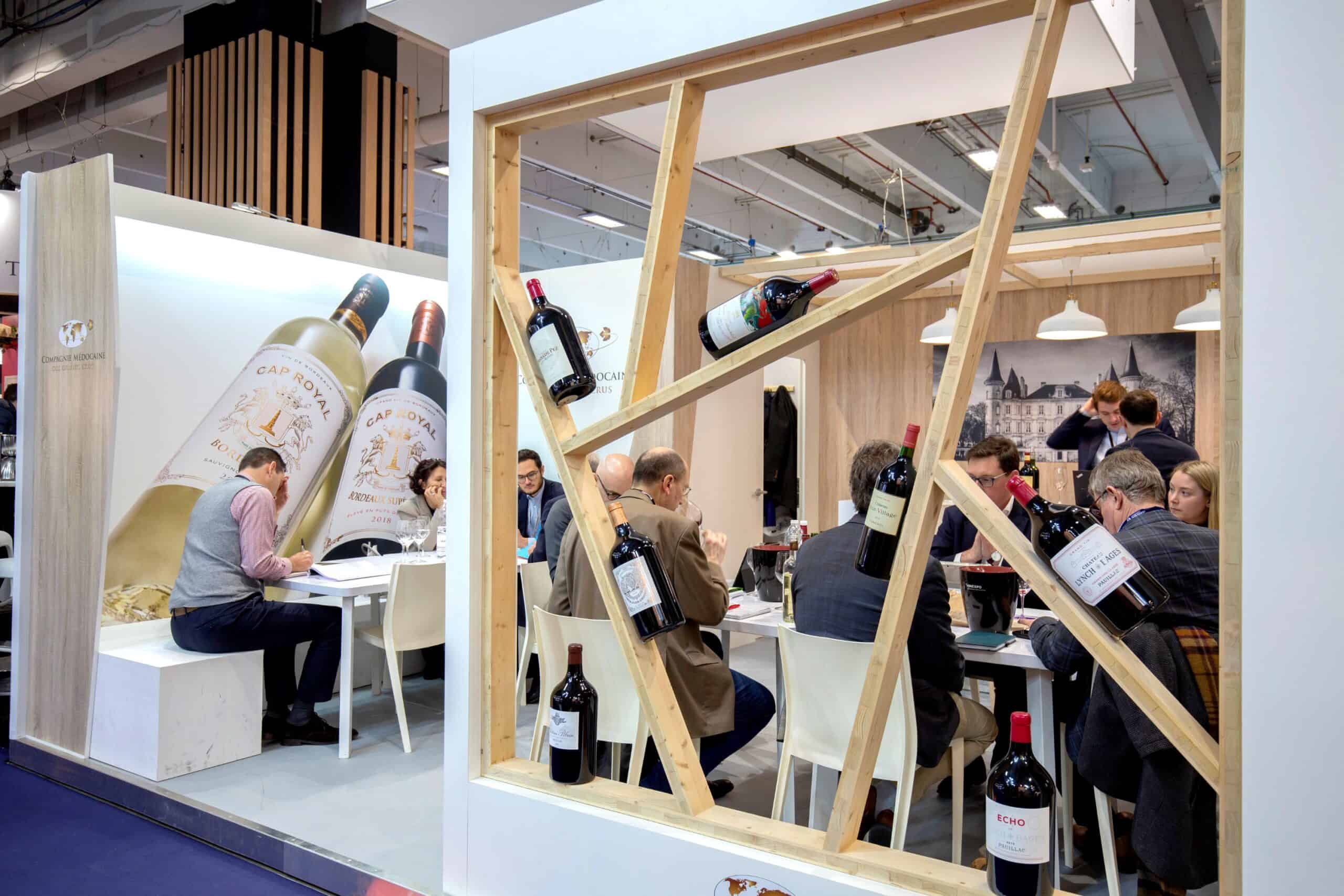 Stand d'exposition avec mobilier et décoration vinicole pour événementiel.