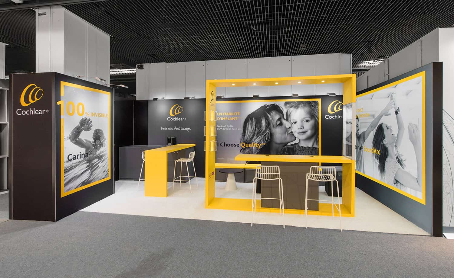 Stand d'exposition avec mobilier et agencement d'espace pour salon ou expo.