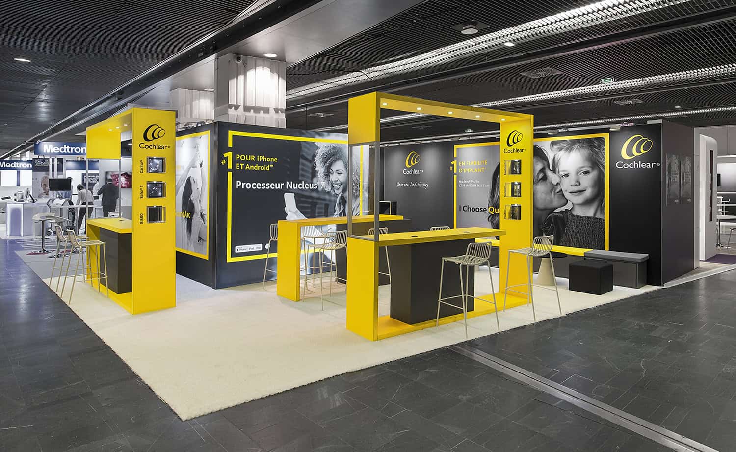 Stand d'exposition Co-Nect avec agencement d'espace et mobilier moderne.