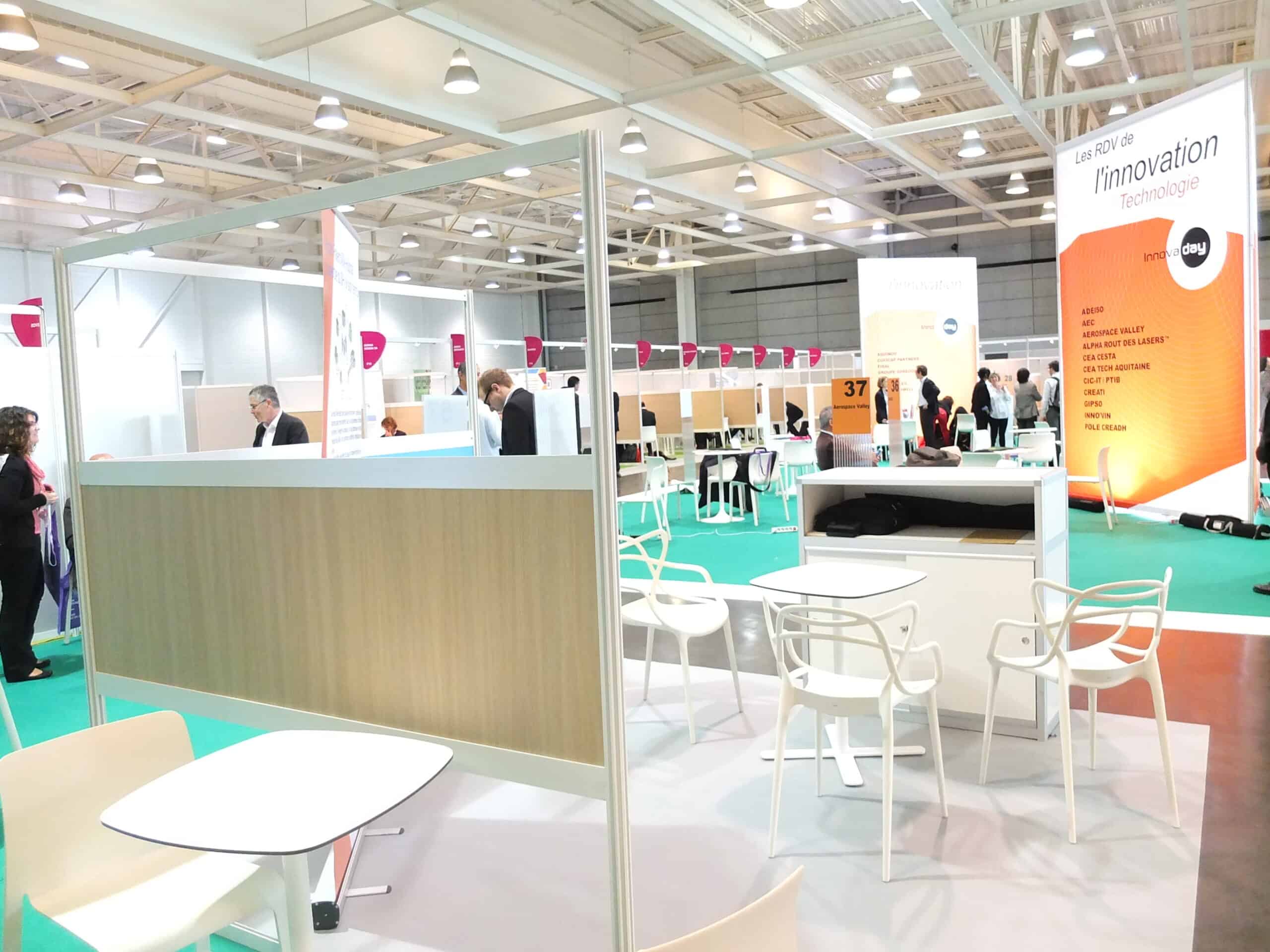 Stand d'exposition avec mobilier et agencement d'espace innovant.