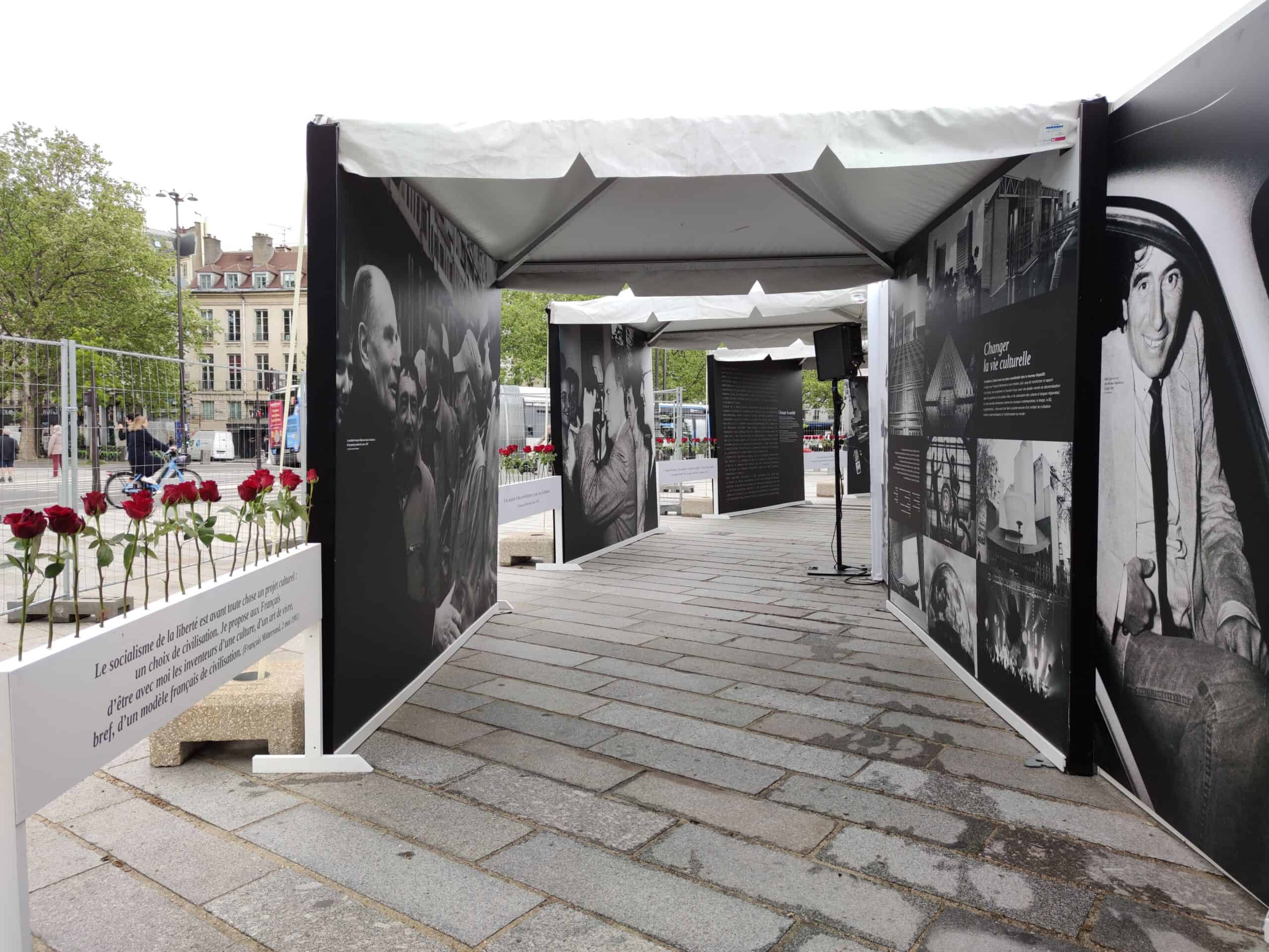 Exposition en plein air sur François Mitterrand avec photos historiques.