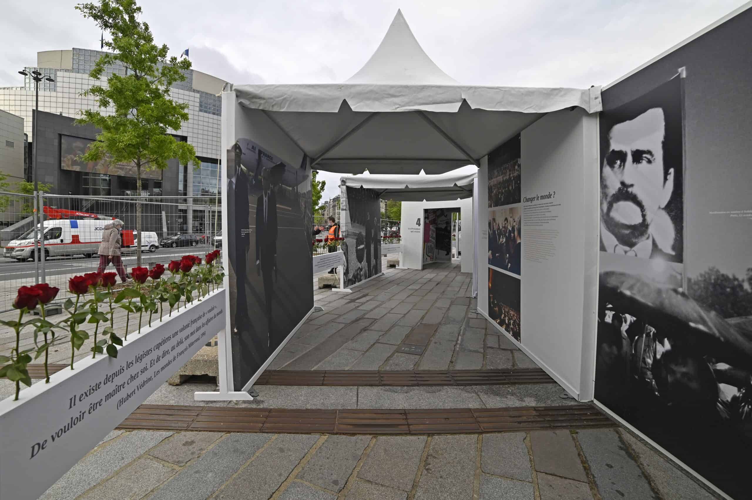 Exposition extérieure sur François Mitterrand avec panneaux historiques.