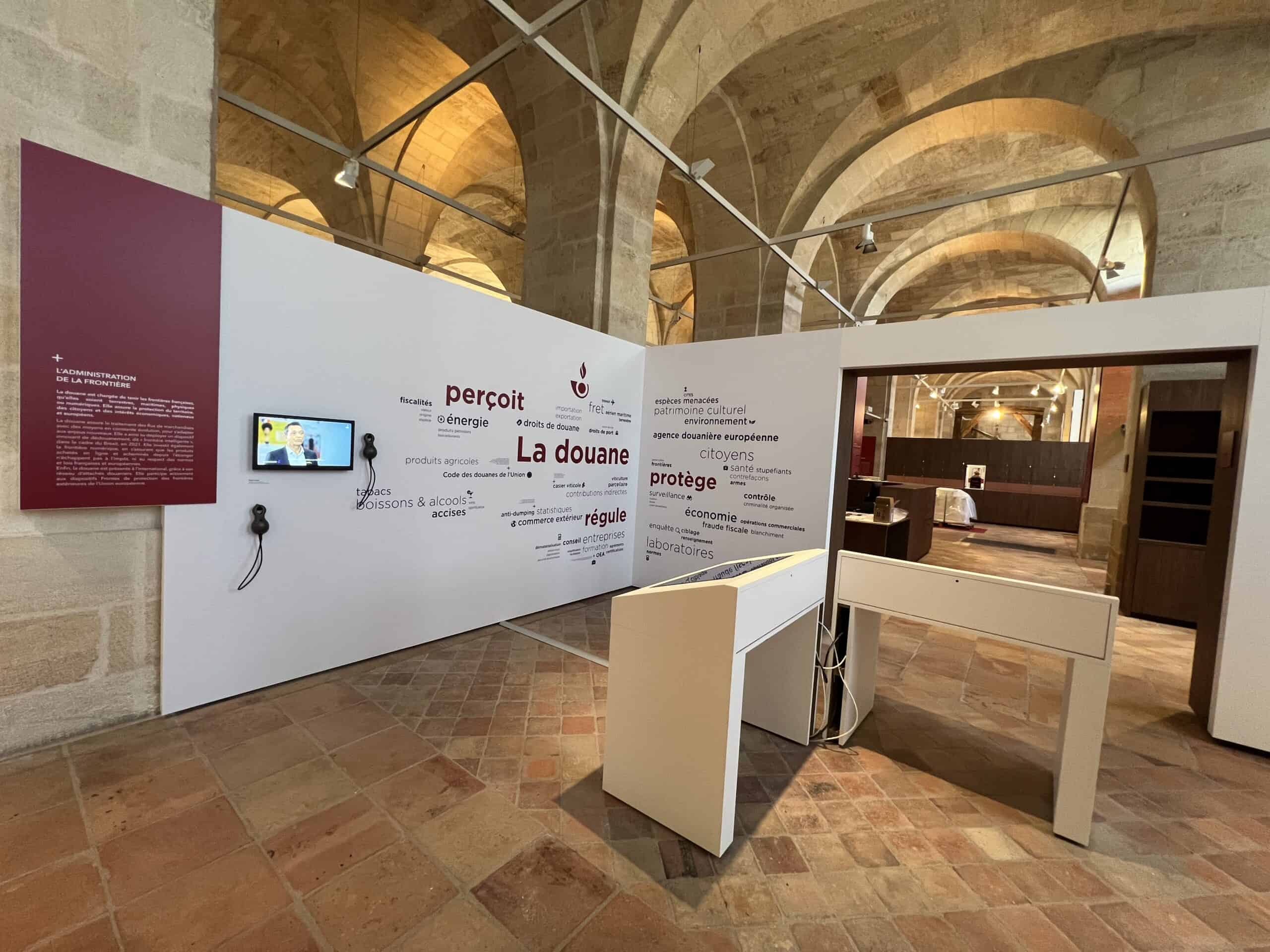 Installation d'un stand événementiel avec mobilier et technologie au musée.