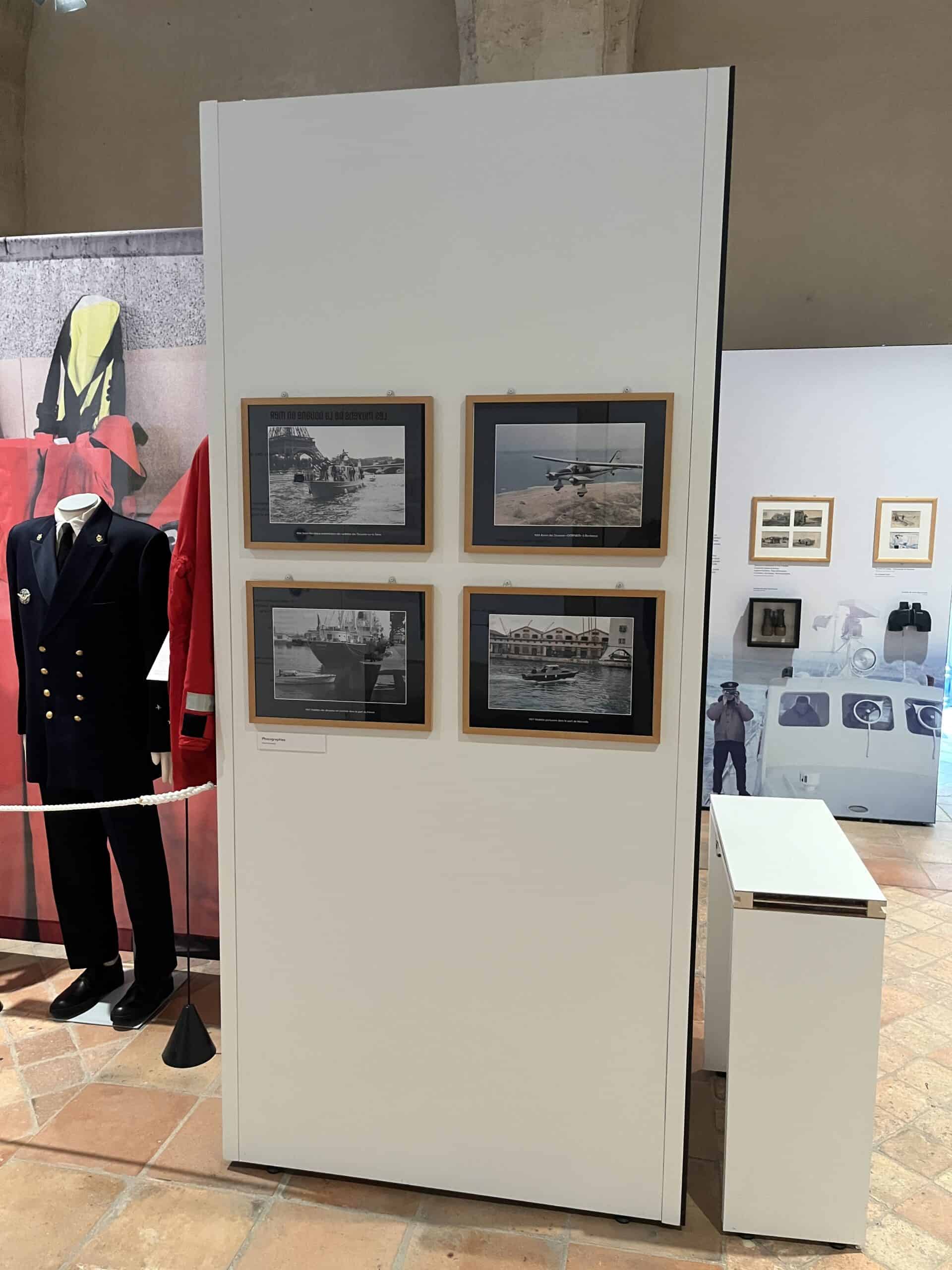 Exposition avec photos en cadre et stand d'information.