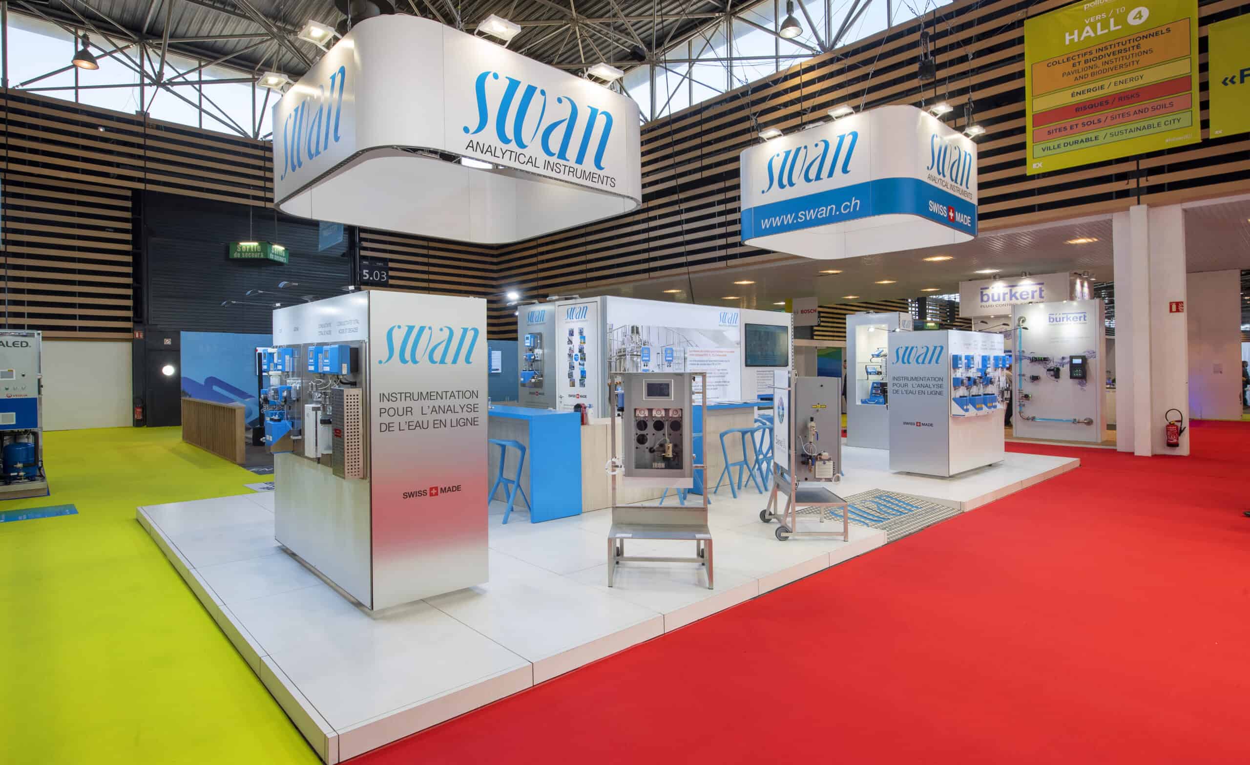 Stand Co-Nect avec équipements pour événementiel et aménagement d'espace.