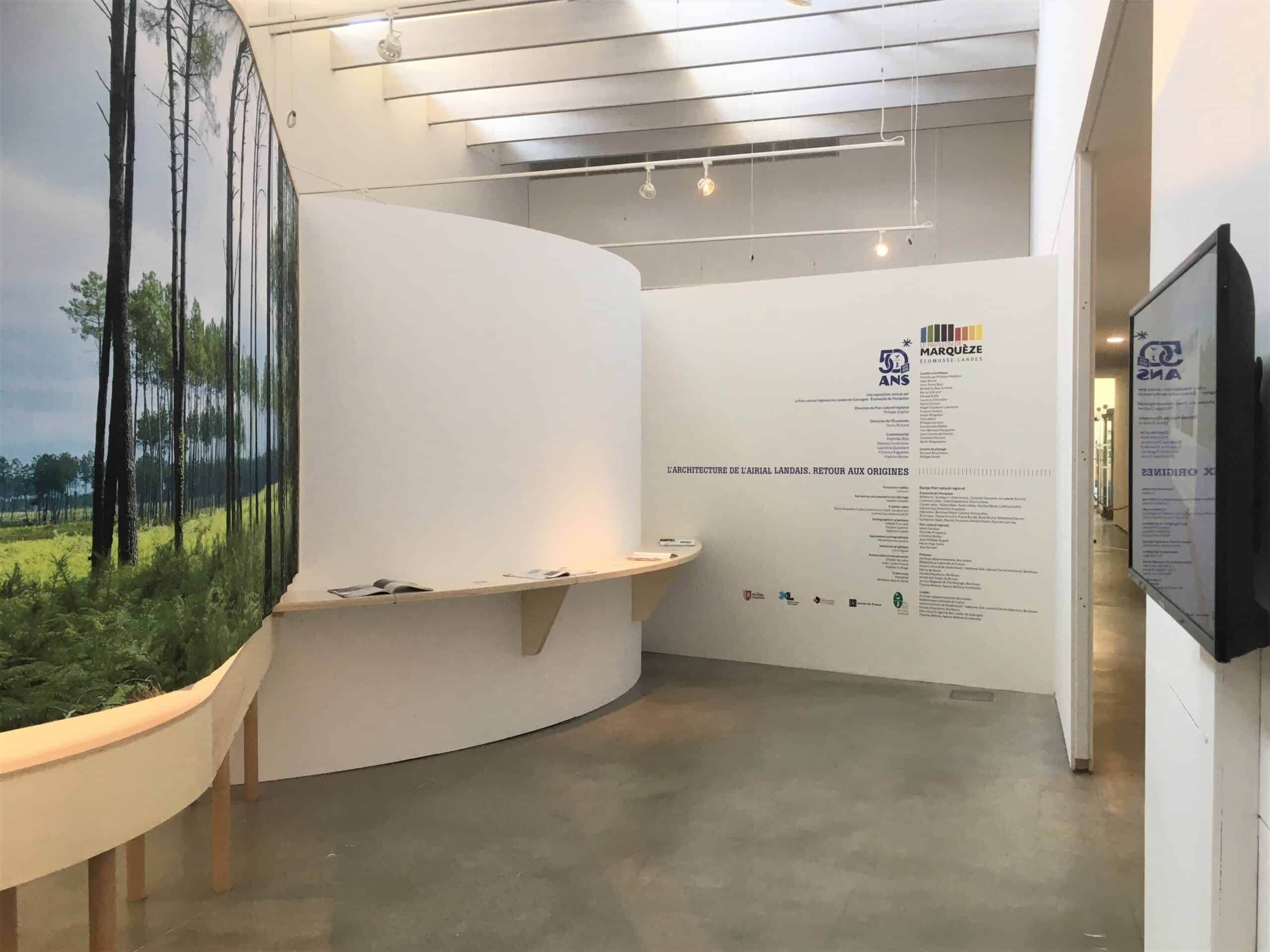 Installation d'un stand pour événementiel avec mobilier et design moderne.