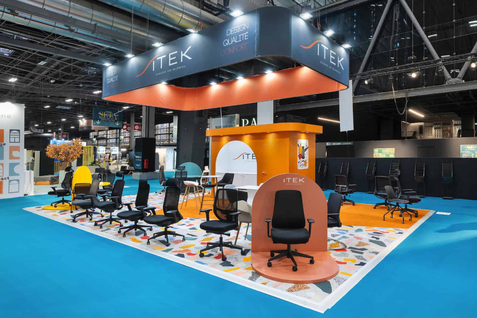 Stand d'exposition Co-Nect avec mobilier et agencement d'espace innovant.