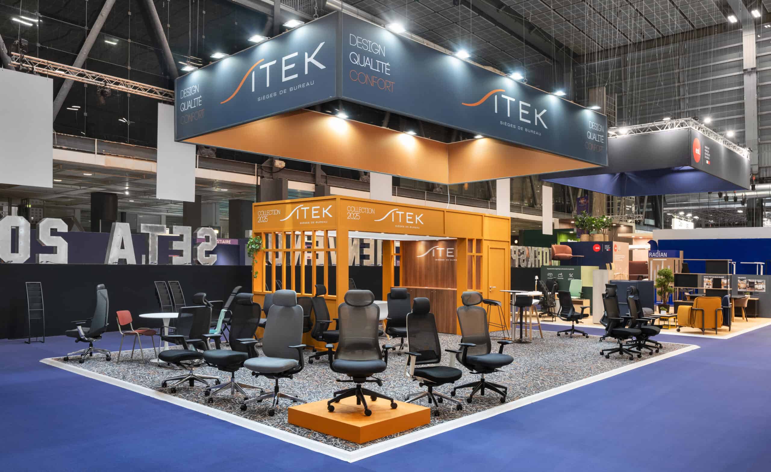 Stand d'exposition Co-Nect avec mobilier et agencement d'espace professionnel.