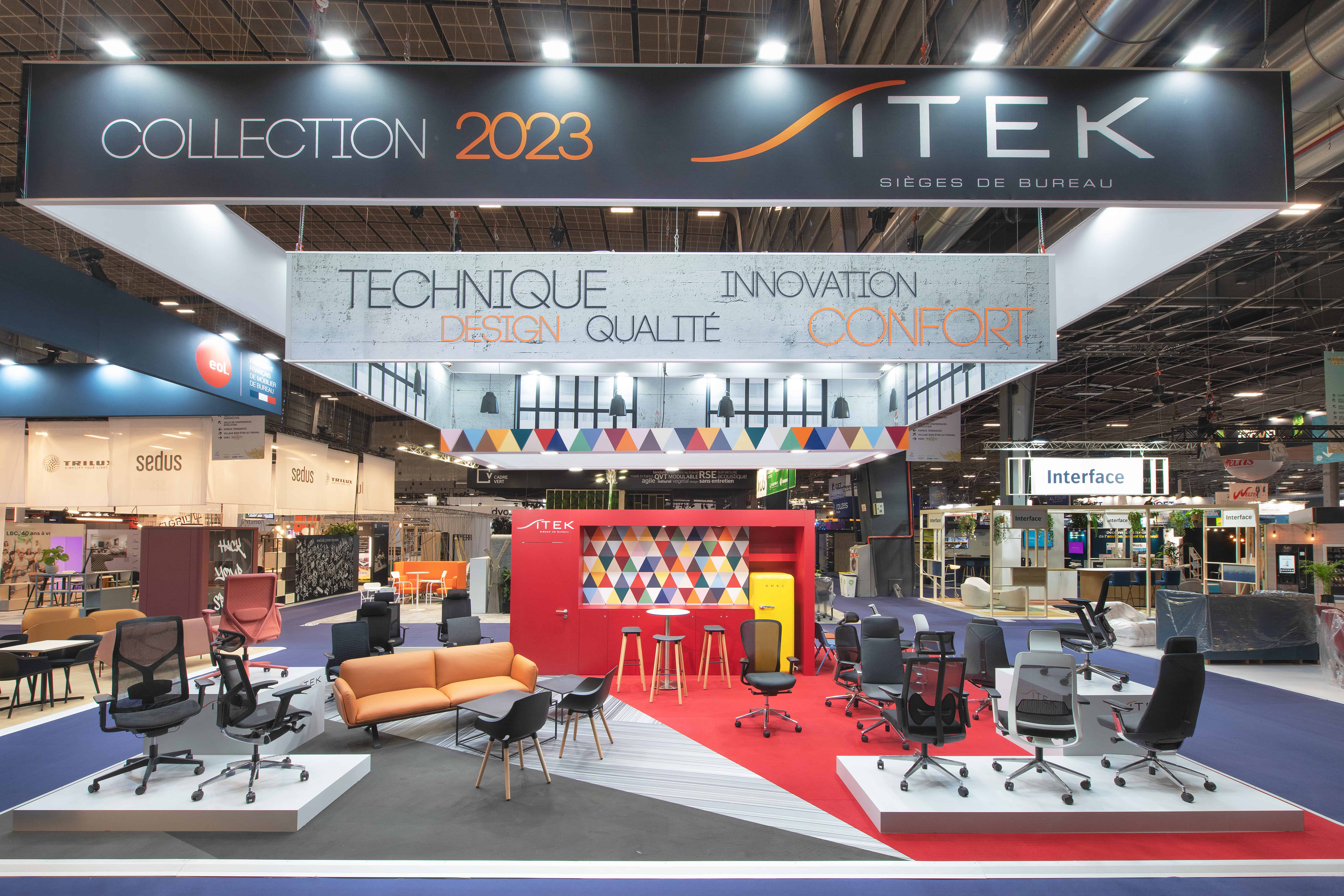 Stand d'exposition Co-Nect 2023 avec mobilier et agencement d'espace innovant.