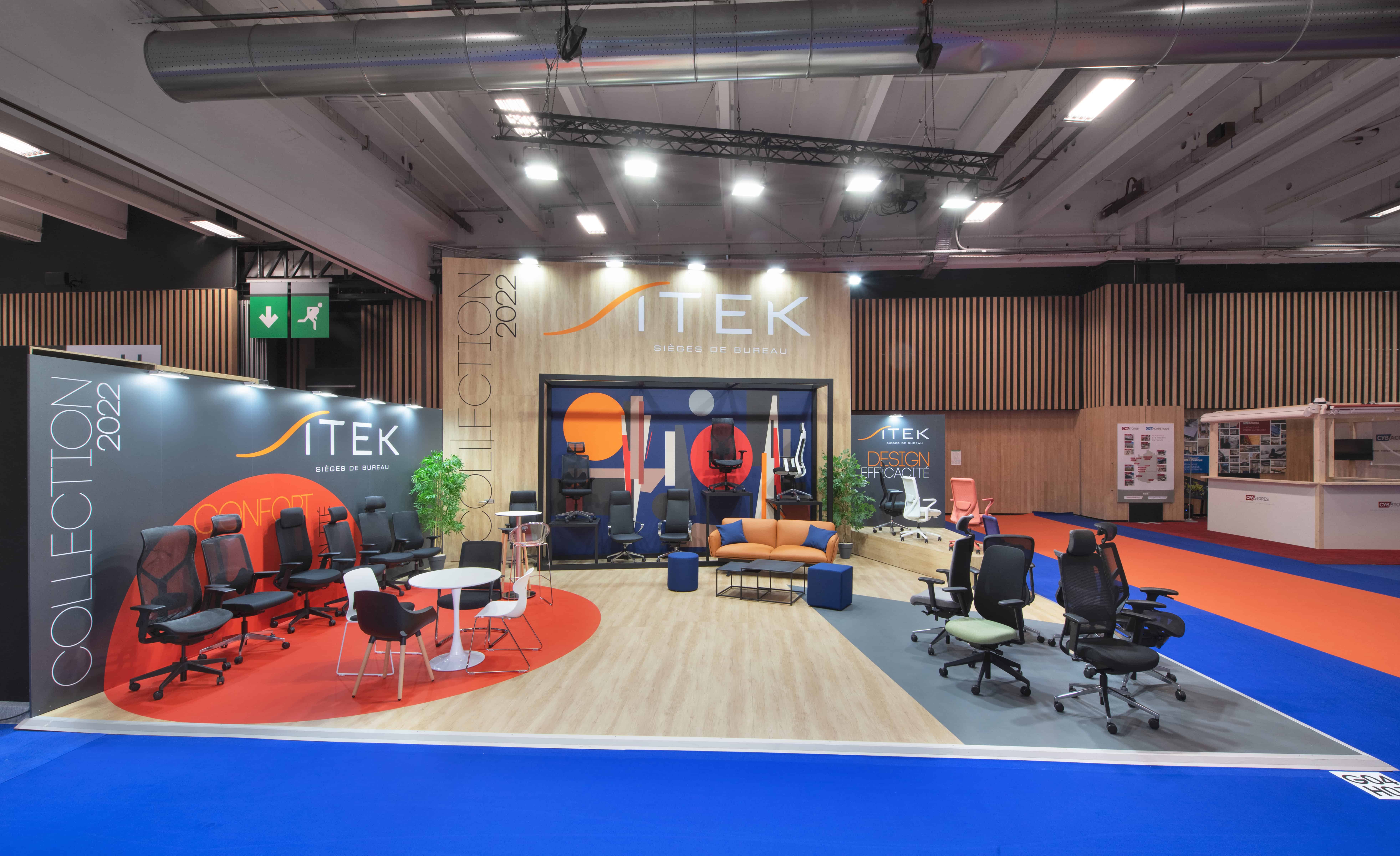 Stand d'exposition Co-Nect avec mobilier et agencement d'espace innovant.