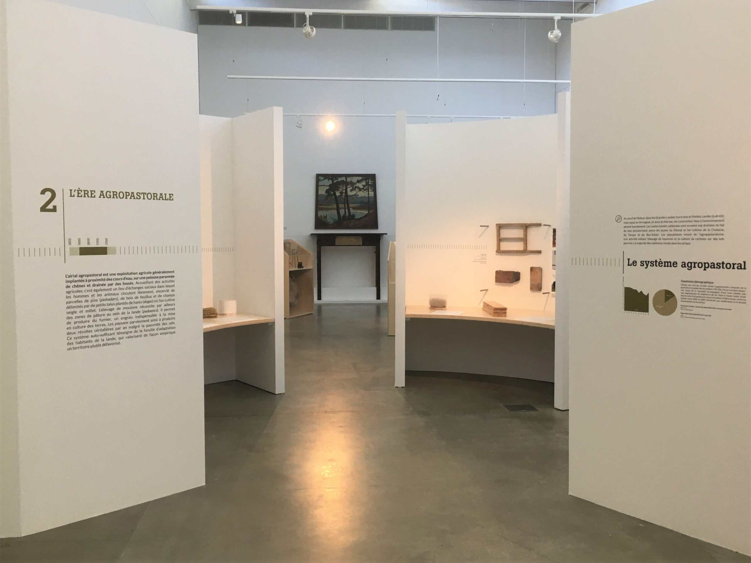 Stand d'exposition avec aménagement d'espace et mobilier pour événementiel.