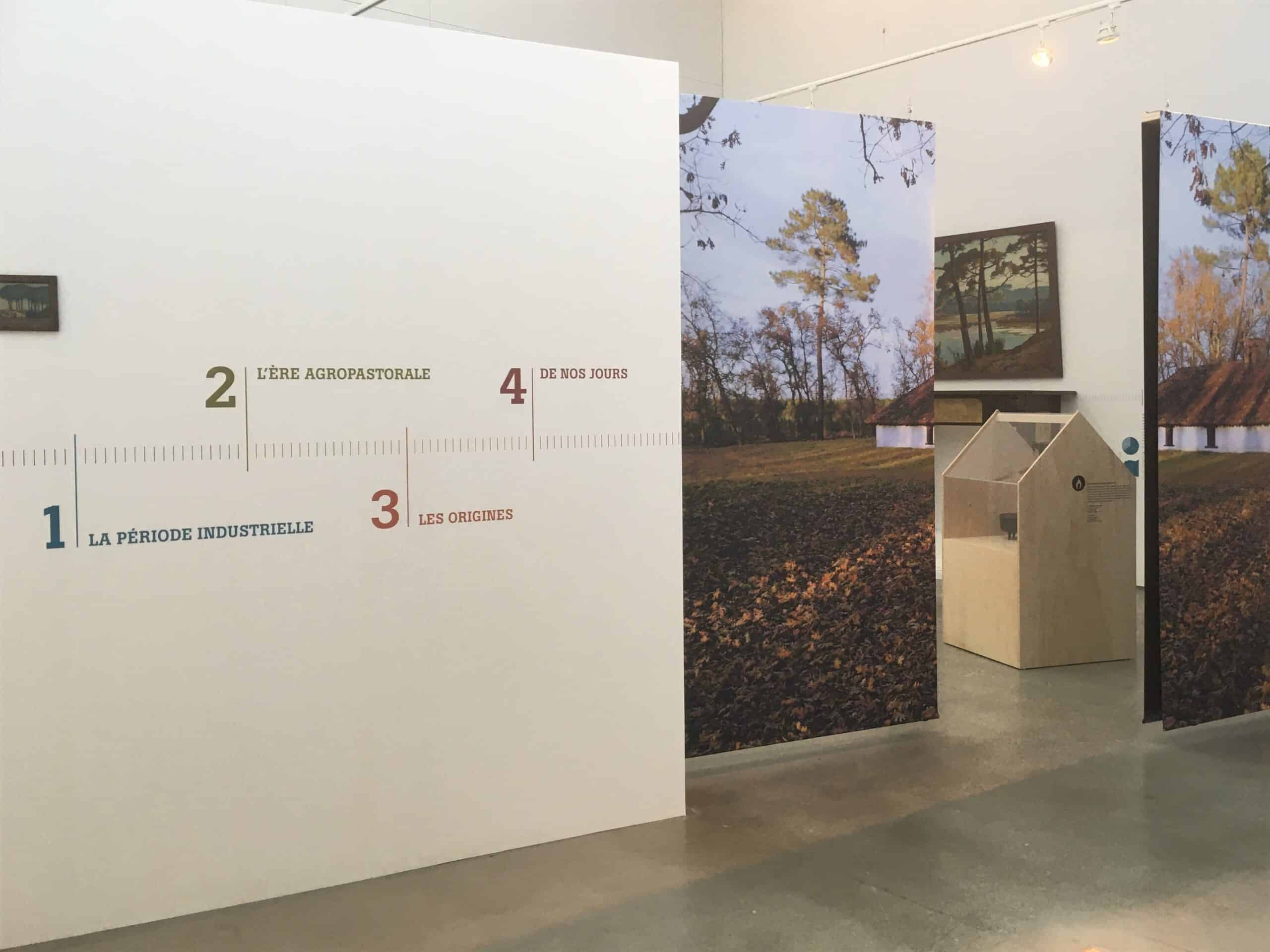 Stand d'exposition avec panneaux et mobilier pour événementiel et salon.