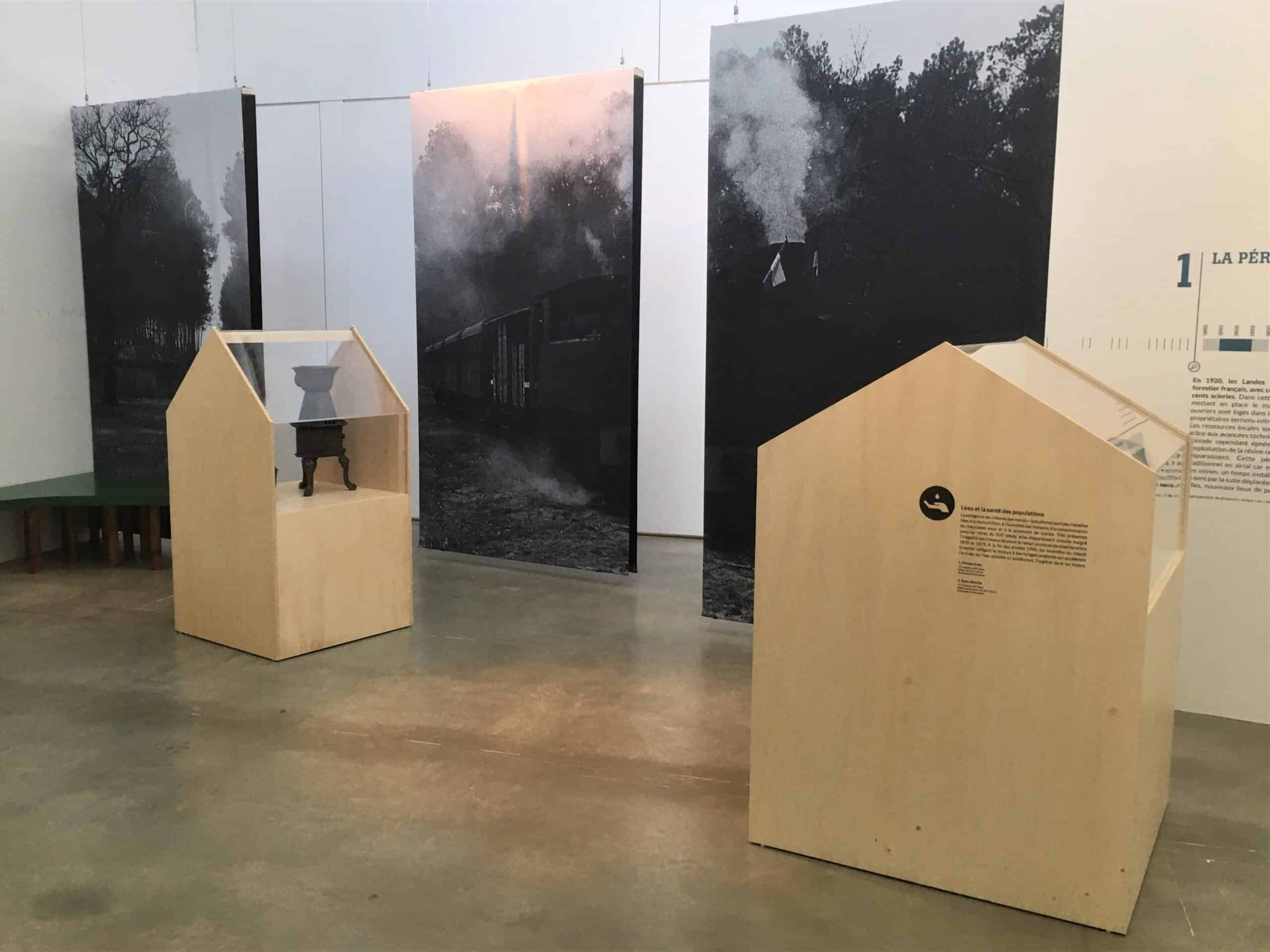 Installation d'exposition avec stands et panneaux visuels pour événementiel.