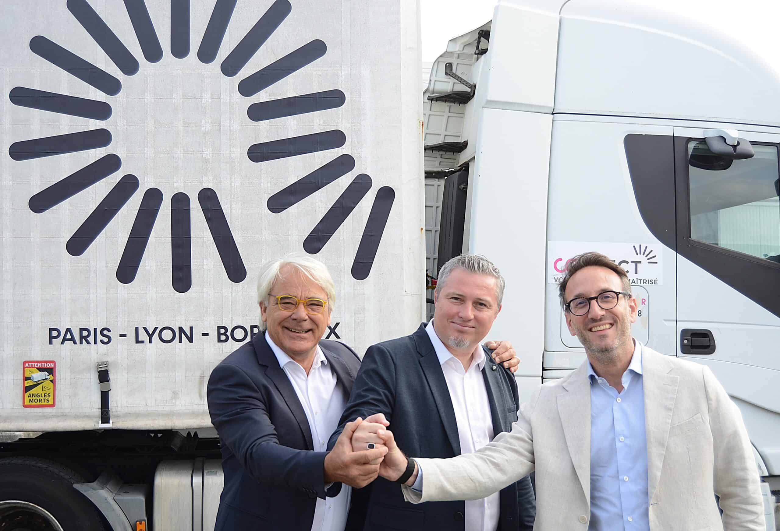 Professionnels de l'événementiel devant un camion de logistique pour salons et expositions.